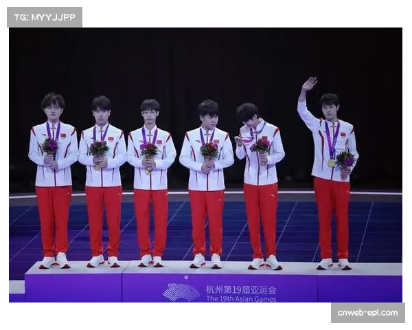 日本静冈站颁奖仪式,中国选手包揽领奖台升起三面五星红旗 日本静冈站颁奖仪式,中国选手包揽领奖台升起三面五星红旗